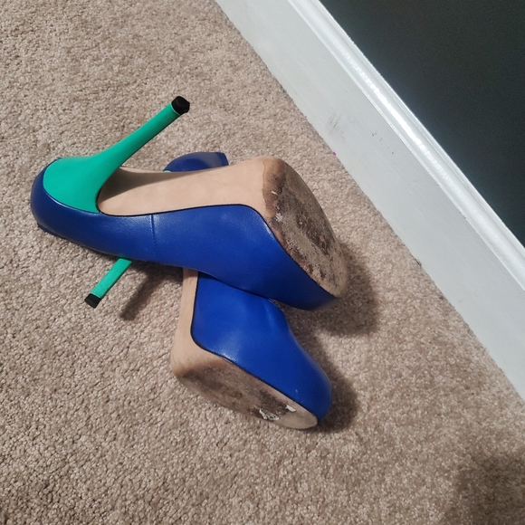 Stuart Weizmann blue and green shoes size 8.minor scratch on back of heels - Picture 2 of 7